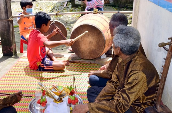 When the big drum speaks, a heritage refuses to fade - ảnh 3