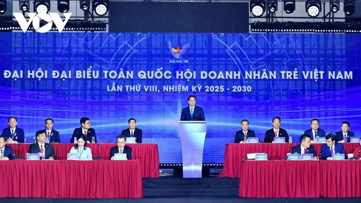 PM urges young Vietnamese entrepreneurs to promote passion, patriotism - ảnh 1