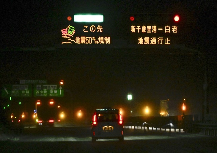 Japan issues tsunami warnings after powerful 7.6 magnitude earthquake - ảnh 1