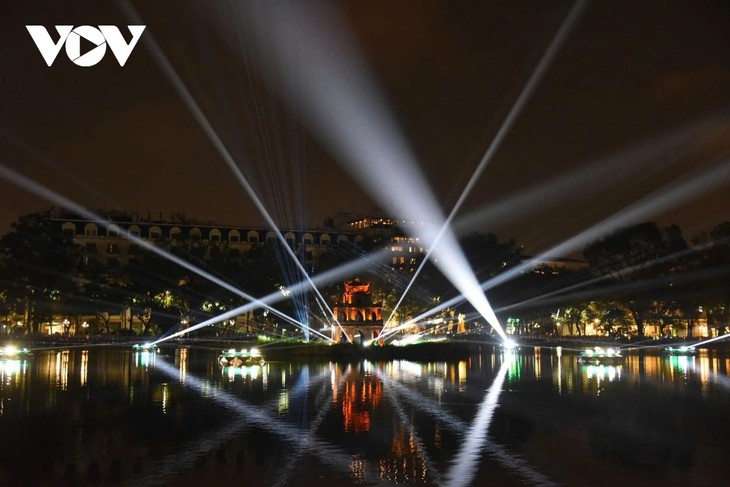 Countdown, light shows ring in New Year 2026 across Vietnam - ảnh 1