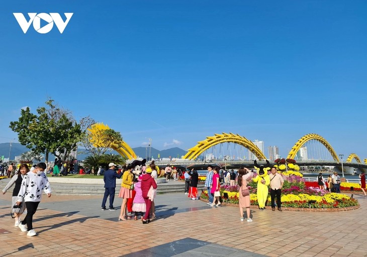 Countdown, light shows ring in New Year 2026 across Vietnam - ảnh 3