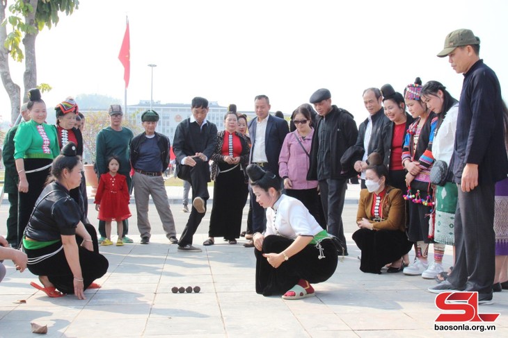 A stage rebuilt, Thai courtship songs come back to life - ảnh 3