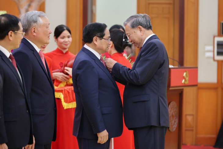Party General Secretary presents elite honours to incumbent, former leaders - ảnh 1