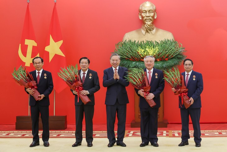 Party General Secretary presents elite honours to incumbent, former leaders - ảnh 2