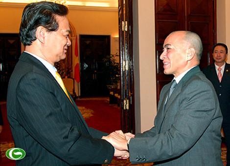 PM Nguyen Tan Dung meets Cambodian King  - ảnh 1