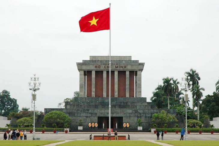 Tourists visit Uncle Ho’s Mausoleum  - ảnh 1