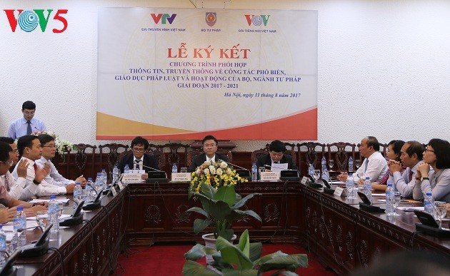  VOV, VTV, Justice Ministry sign communications coordination program - ảnh 1