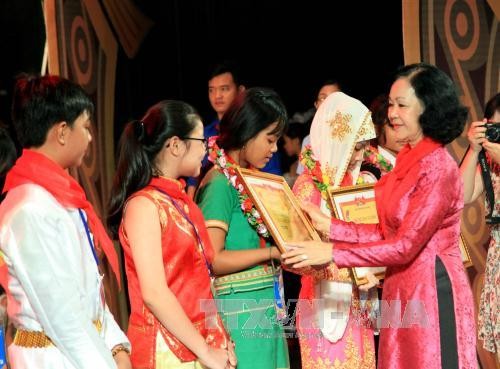 Outstanding ethnic children honored - ảnh 2