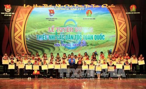 Outstanding ethnic children honored - ảnh 1