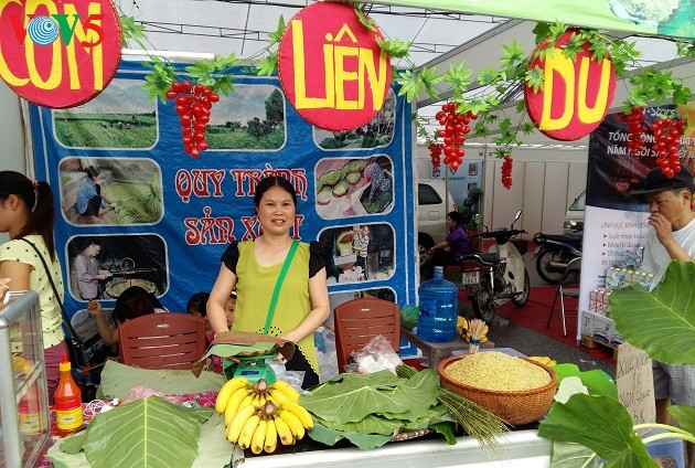 Me Tri green sticky rice, a specialty of Hanoi - ảnh 1