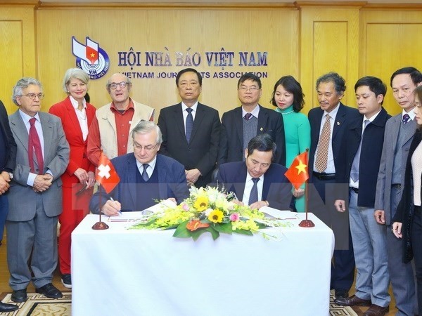 Deputy PM hosts Foreign Press Agency delegation - ảnh 1