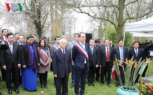 Party leader begins official visit to France - ảnh 2