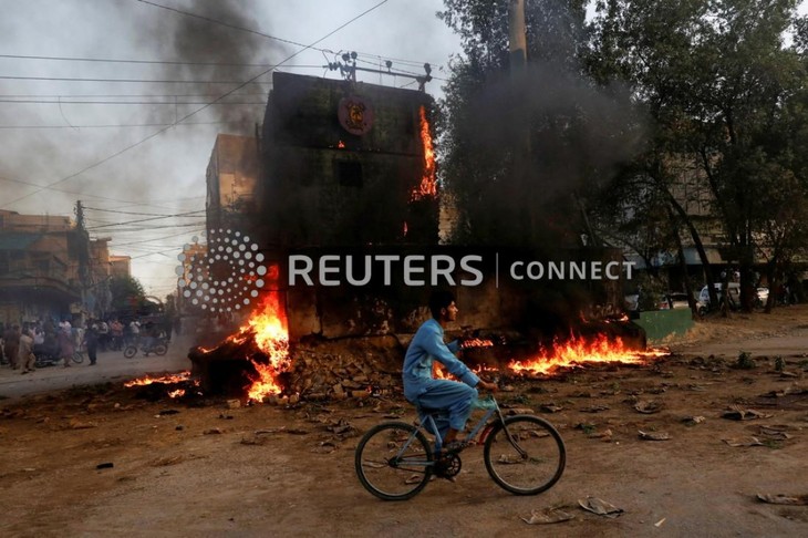 Riots erupt following arrest of former Pakistani Prime Minister Imran Khan - ảnh 1