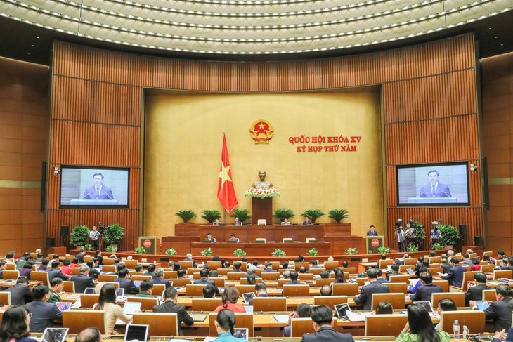 NA begins mid-year session, approves new Minister of Natural Resources and Environment - ảnh 1