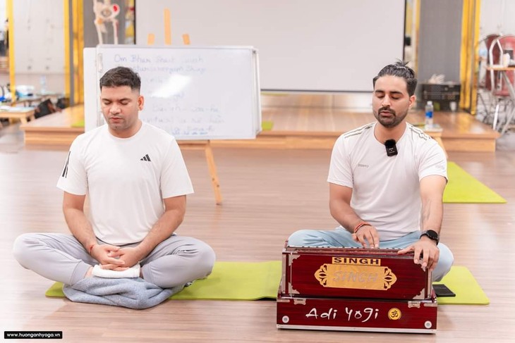 Relieve your life pressure with mantra yoga - ảnh 1