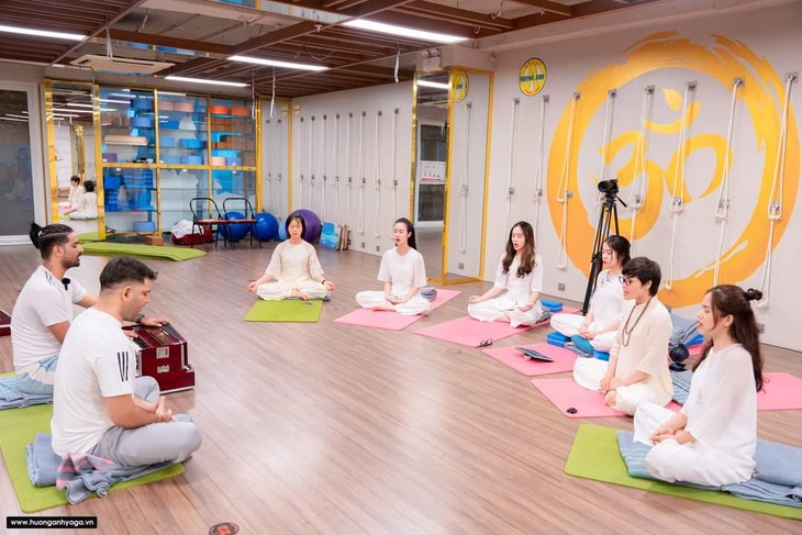 Relieve your life pressure with mantra yoga - ảnh 2