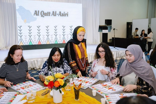 Al-Qatt Al-Asiri, the art of women in Saudi Arabia’s Asiri region - ảnh 1