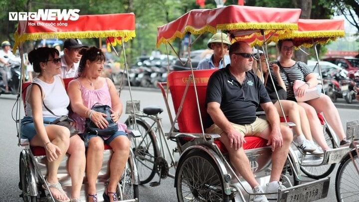 Vietnam fulfills 2023 target of foreign visitors - ảnh 1