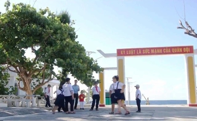 Teachers’ enthusiasm shines on remote, border islands - ảnh 2