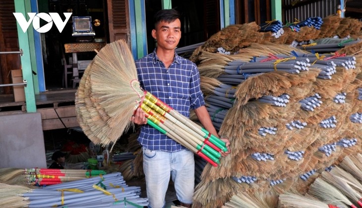 An Giang province’s broom-making village thriving - ảnh 2