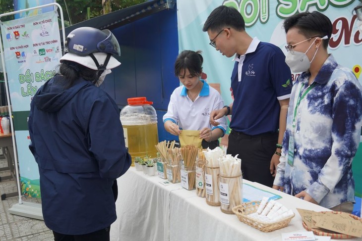 “Exchanging Books for Plants” nurtures green hopes - ảnh 3