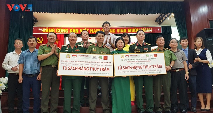 Portraits of 10 female militia members and Dang Thuy Tram bookcase unveiled - ảnh 2