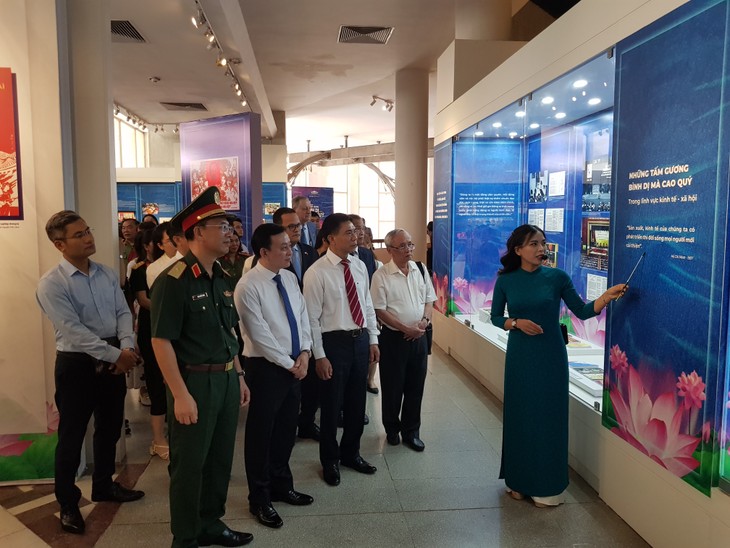 Exhibition featuring role models in following President Ho Chi Minh's  example opens - ảnh 2