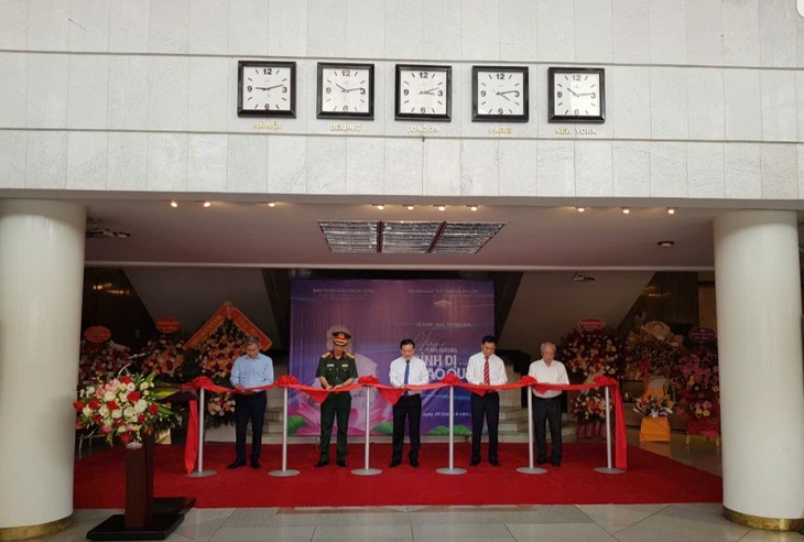 Exhibition featuring role models in following President Ho Chi Minh's  example opens - ảnh 1