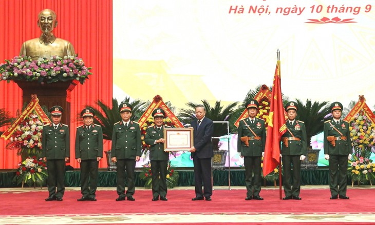 Top leader awards Ho Chi Minh Order to General Department of Technology - ảnh 1