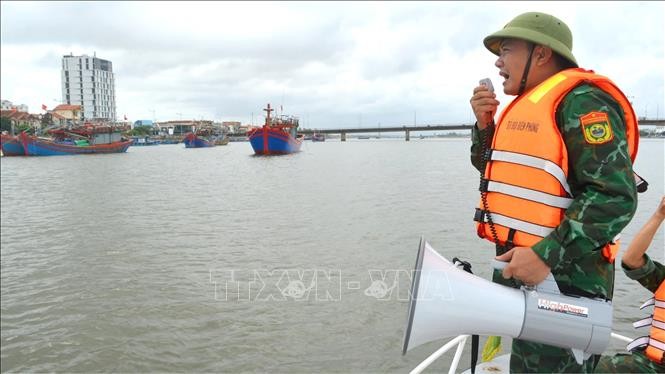 Central provinces braced for tropical storm  - ảnh 1