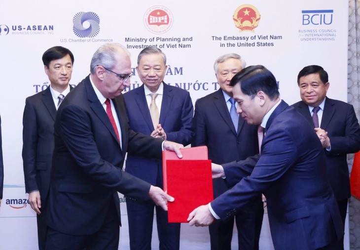 Vietnam, US exchange 1.1 billion USD cooperation deal in avionics and aviation technical services - ảnh 1