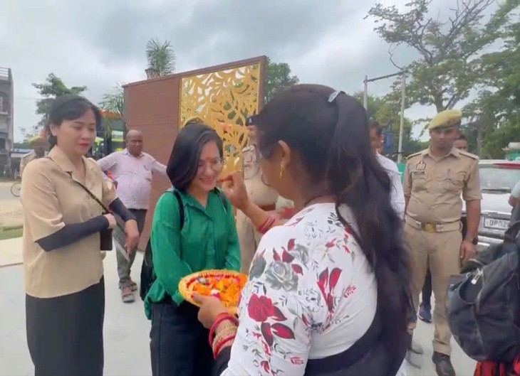 Garlanding and applying tilak, India’s fine custom to welcome guests - ảnh 3