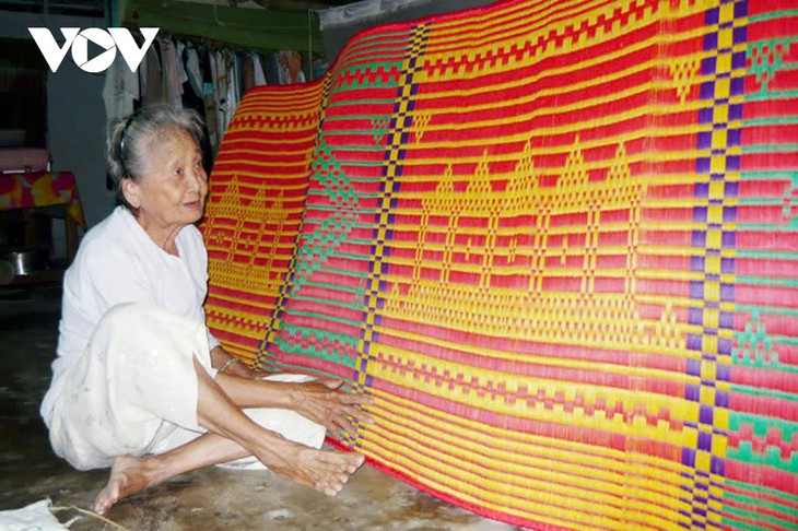 Hundred-year-old sedge mat weaving craft in Tra Vinh - ảnh 1