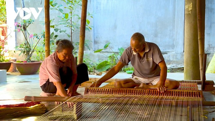 Hundred-year-old sedge mat weaving craft in Tra Vinh - ảnh 2