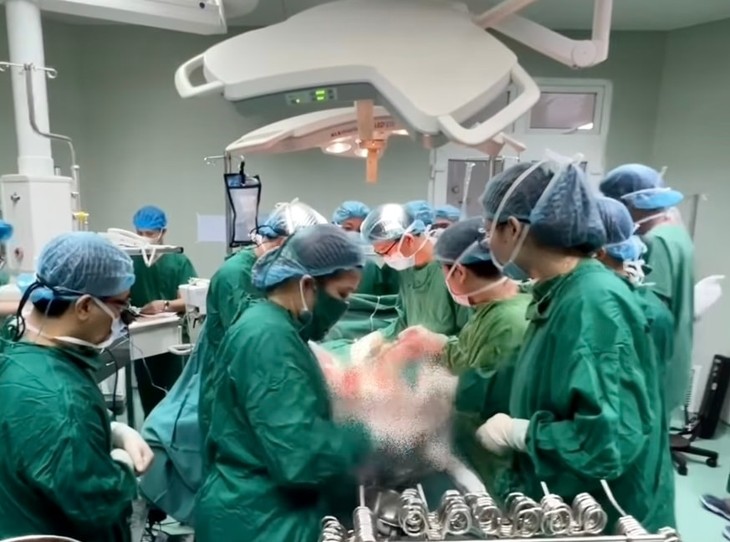 Vietnamese doctors successfully perform first heart-liver transplant - ảnh 1