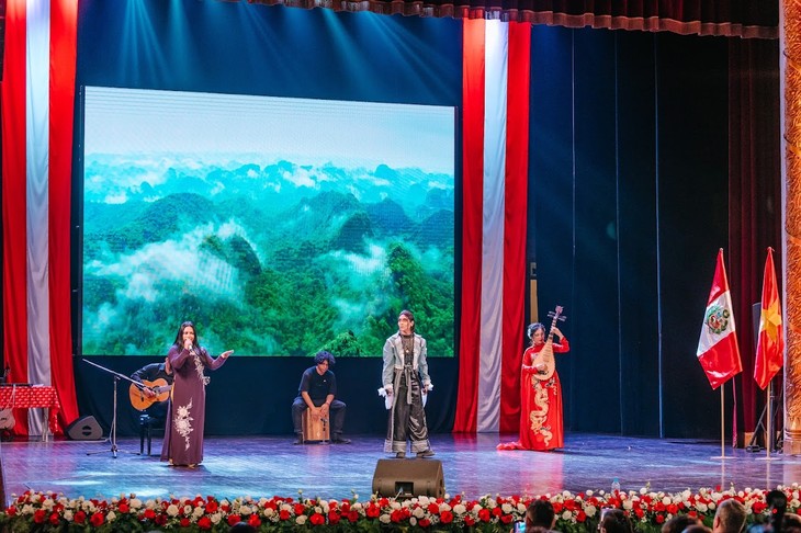 Peruvian pop star Lenin Tamayo brings the language of the Incas closer to Hanoi audience - ảnh 3