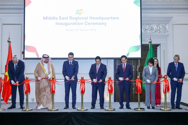 PM attends inauguration of FPT office in Middle East - ảnh 1