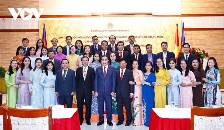 NA chief meets with Vietnamese community in Cambodia - ảnh 2