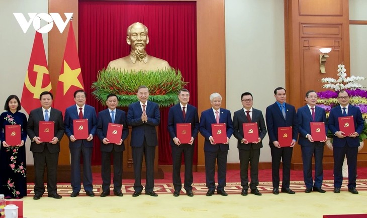 Politburo's decision on 13 Party agencies and socio-political organizations announced - ảnh 1