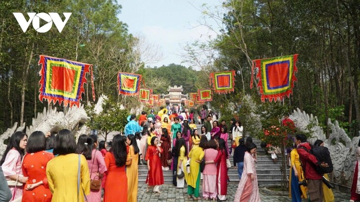 Huyen Tran Temple Festival 2025 begins   - ảnh 1