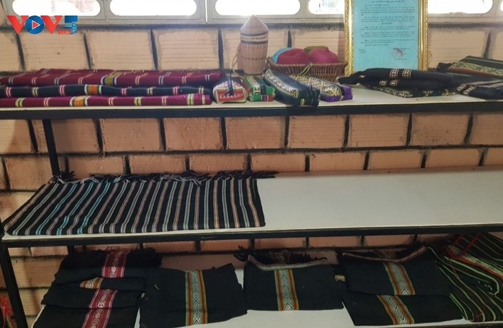 Phung village weaving club, a role model of rural development  - ảnh 3