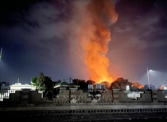 US air strikes kill 12 in Yemen’s capital - ảnh 1