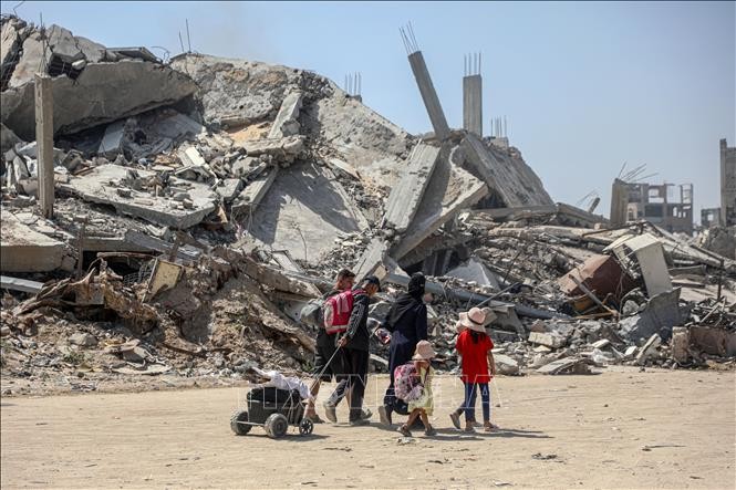 Israel launches extensive attacks, humanitarian aid to enter Gaza - ảnh 1