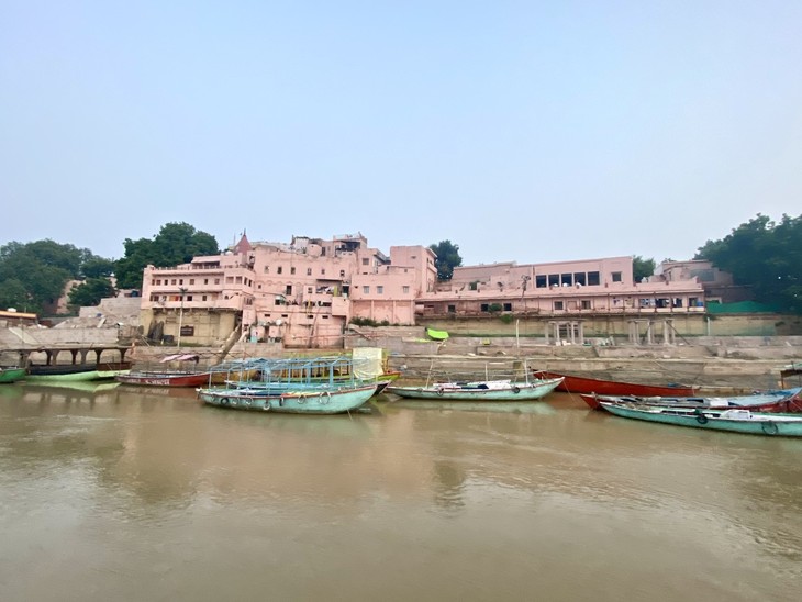 Life on the banks of the Ganges River - ảnh 1
