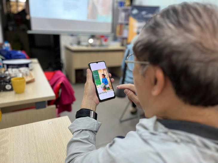 Some of the elderly are trying to keep up with digital transformation - ảnh 6
