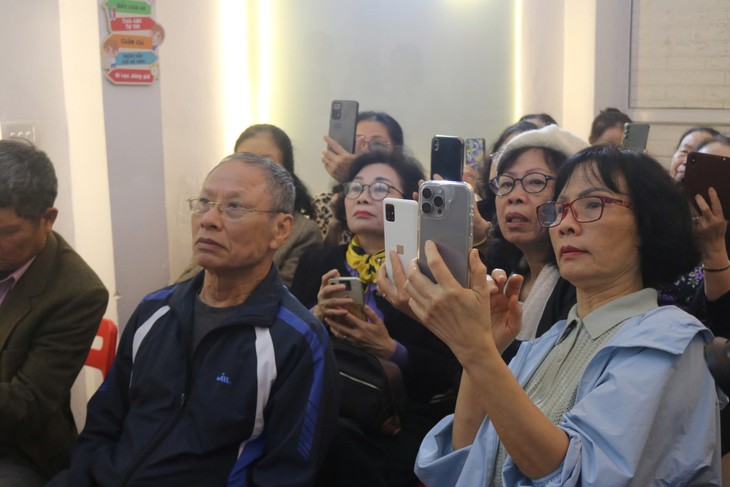 Some of the elderly are trying to keep up with digital transformation - ảnh 1