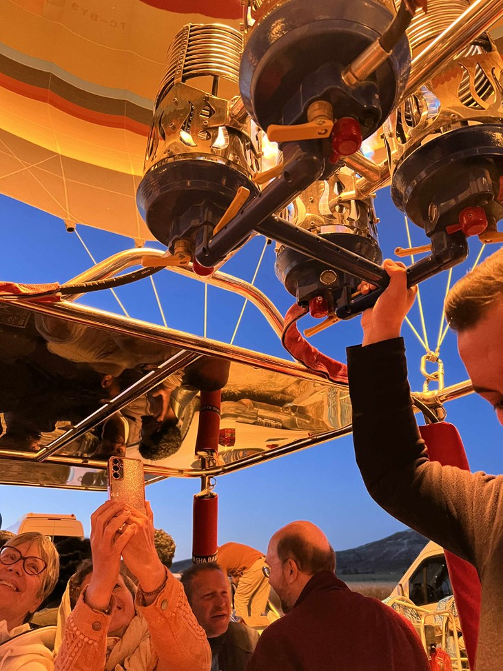 Hot air ballooning in Cappadocia is an attraction of Turkey  - ảnh 3