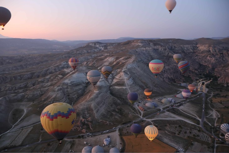 Hot air ballooning in Cappadocia is an attraction of Turkey  - ảnh 1