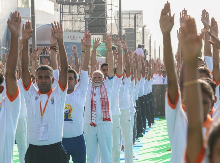 India sets two Guinness Records on International Day of Yoga 2025 - ảnh 1