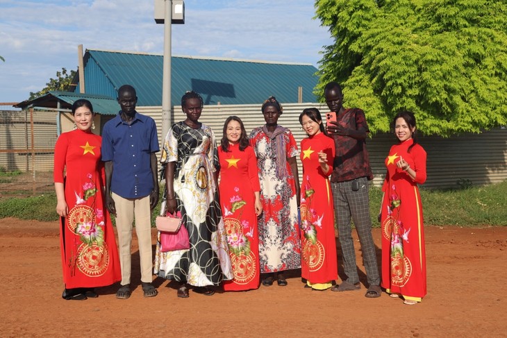 Female soldiers spread Vietnamese culture in Africa - ảnh 2